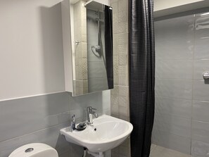 Superior Quadruple Room | Bathroom shower - Stay Express Hotel (Vilnius)
