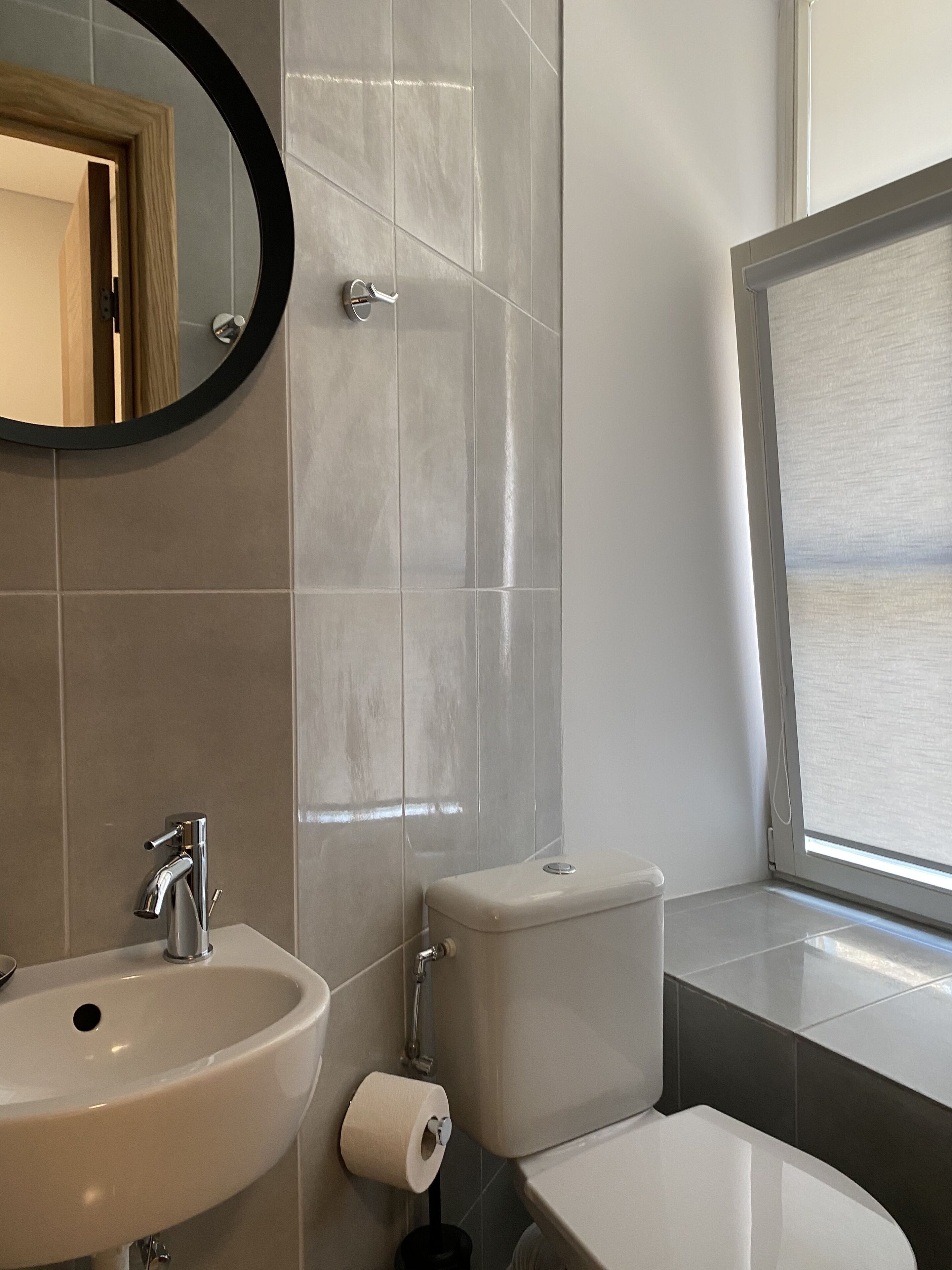 standard double room | bathroom | shower, free toiletries, hair dryer, towels