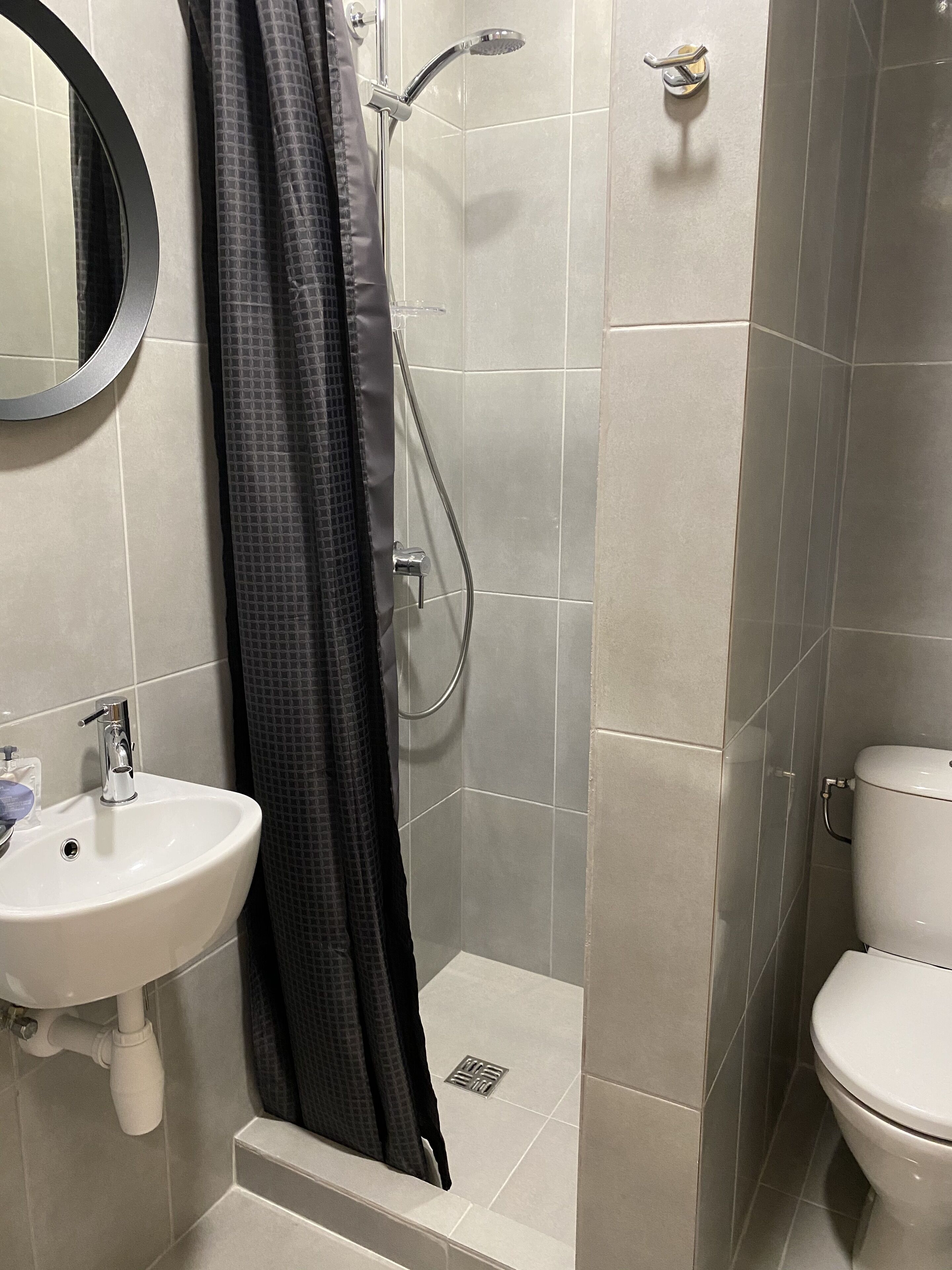 single room | bathroom amenities | shower, free toiletries, hair dryer, towels