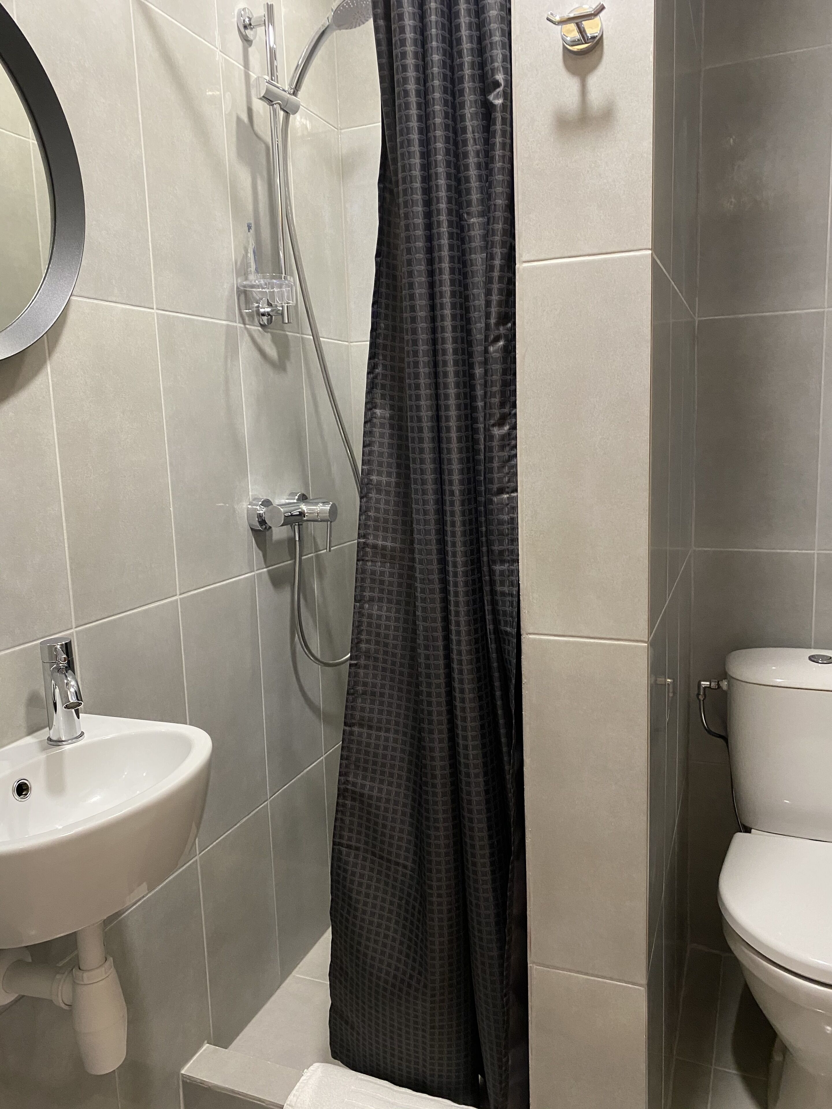 single room | bathroom shower