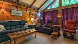 A cozy living room with a sofa, armchairs, a coffee table, and a fireplace. - Williams House at Lake Junaluska -Spacious 5-Bedroom Family Retreat (Lake Junaluska)