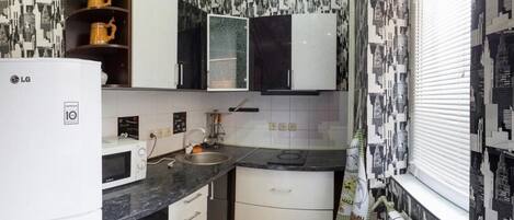 Frigorífico pequeño, microondas, placa de cocina y hervidor eléctrico