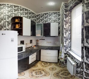 Mini-fridge, microwave, stovetop, electric kettle - Rymarska Apart Hotel (Kharkiv)