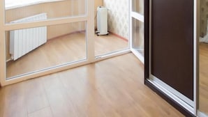 Una habitación con puerta corredera de vidrio, un radiador y una ventana con persianas.