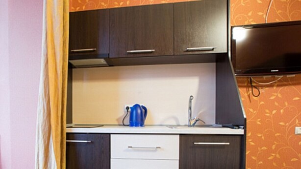 Studio Standar | Dapur kecil pribadi | Lemari es kecil, microwave, kompor, dan ketel listrik
