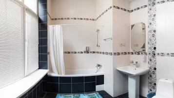 Ducha, artículos de higiene personal gratuitos, zapatillas y toallas