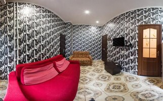 32-英寸纯平电视 （配备有线频道）、电视