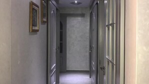 Appartement | Woonkamer | Een 32-inch plasmatelevisie met satellietzenders en televisie