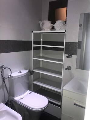 Huoneisto | Kylpyhuone | Suihku, sadesuihkupää, pyyhkeet