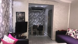 Appartement | Woonkamer | Een 32-inch plasmatelevisie met satellietzenders en televisie