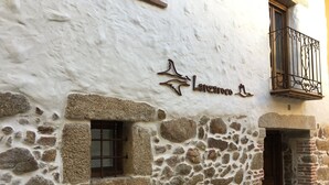 En byggnad av sten med en skylt där det står ”Lanzarote”.