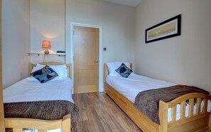 3 bedrooms, iron/ironing board, travel cot, free WiFi - 3 Bed in Ilfracombe (oc-7cove) (Ilfracombe)