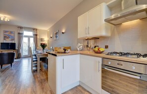 Microwave, oven, dishwasher, toaster - 3 Bed in Ilfracombe (oc-7cove) (Ilfracombe)