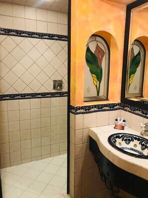 Basic-Zimmer | Badezimmer | Dusche, kostenlose Toilettenartikel, Bidet, Handtücher