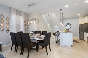 Huvila | Yksityinen keittiö | Jääkaappi, mikroaaltouuni, astianpesukone