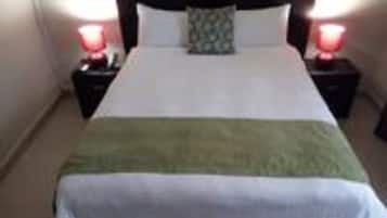 Frigobar, escrivaninha, espaço de trabalho para notebook