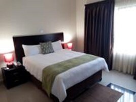 Frigobar, escrivaninha, espaço de trabalho para notebook