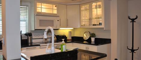 電子レンジ、食器洗い機、コーヒー / ティーメーカー、調理器具と食器