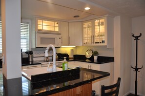 Een magnetron, een vaatwasser, een koffiezetapparaat/waterkoker