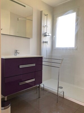 Shower, hair dryer, soap, toilet paper - Les Cottages du golf 3/3 (LE TRONCHET)