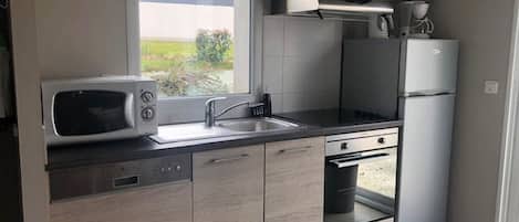 Réfrigérateur, four à micro-ondes, un four, surface de cuisson
