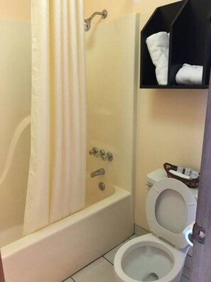 Executive Double Room | Bathroom | Shower, rainfall showerhead, free toiletries, hair dryer - Ozark Springs Lodge (Ndola)