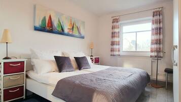 2 bedrooms, iron/ironing board, free WiFi, bed sheets