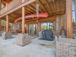 Outdoor dining - Delightful Riverfront Cabin with Wood-Burning Fireplace and Gas Grill & Hot Tub (Thompsonville)