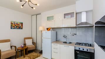 Apartment (One Bedroom Apartment with Balcony) | Eigene Küche | Kühlschrank, Wasserkocher