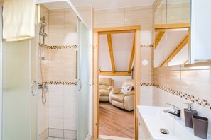 Apartment (Two Bedroom Apartment with Balcony) | Badezimmer