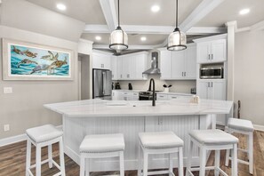 Fridge, microwave, oven, stovetop - Townhome with Pool, Steps from Siesta Key Beach & Shops! - Tarpon Villa (Siesta Key)