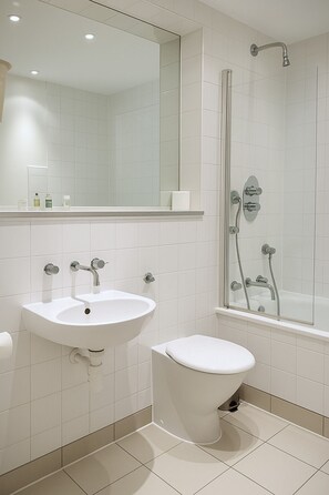 Apartment, 1 Bedroom, Balcony | Bathroom | Combined shower/tub, free toiletries, hair dryer, towels
