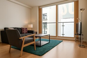 아파트, 침실 1개, 발코니 | 거실 공간 | 평면 TV