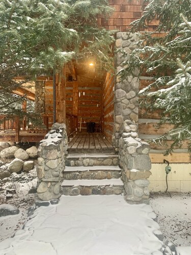 River Island House - Ylellinen Mountain Riverfront hirsitalo, Nye, Montana