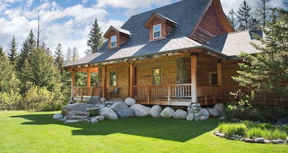 River Island House - Luxury Mountain Riverfront Log House, Nye, Montana