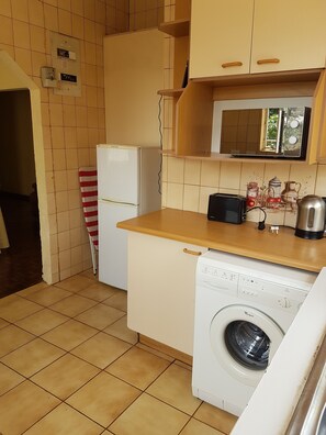 Full-sized fridge, microwave, stovetop, electric kettle