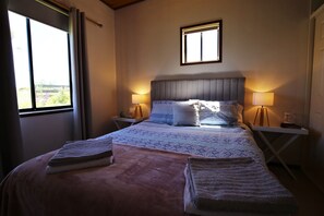 4 sovrum, skrivbord, strykjärn/strykbräda och resesäng