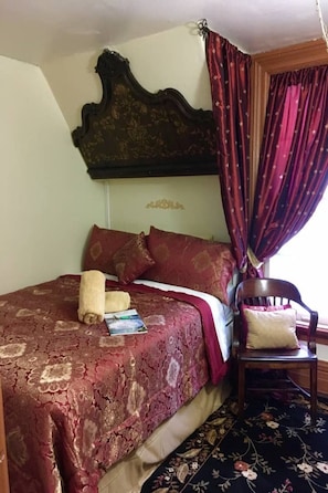 Room - Central to all campaign rooms Historic house (Niagara Falls)