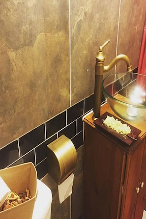 Bathroom - Central to all campaign rooms Historic house (Niagara Falls)