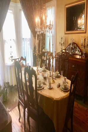 Dining - Central to all campaign rooms Historic house (Niagara Falls)