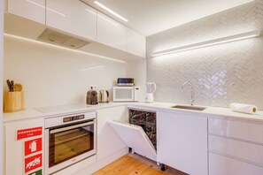 Een koelkast, een magnetron, een oven, een kookplaat