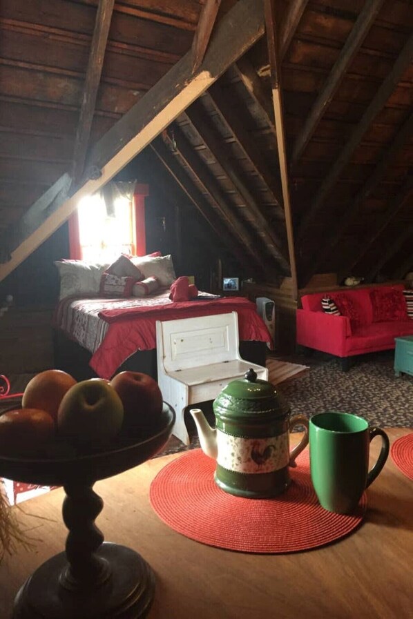 Interior - Walk to Everything-Attic Room  (Niagara Falls)