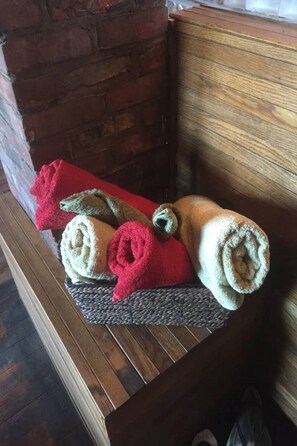 Spa - Walk to Everything-Attic Room  (Niagara Falls)