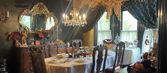 Gold Room at Aaron House. Walk to Everything