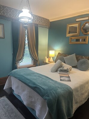 1 bedroom, iron/ironing board, free WiFi, bed sheets - Walk to Everything -Blue Room  (Niagara Falls)
