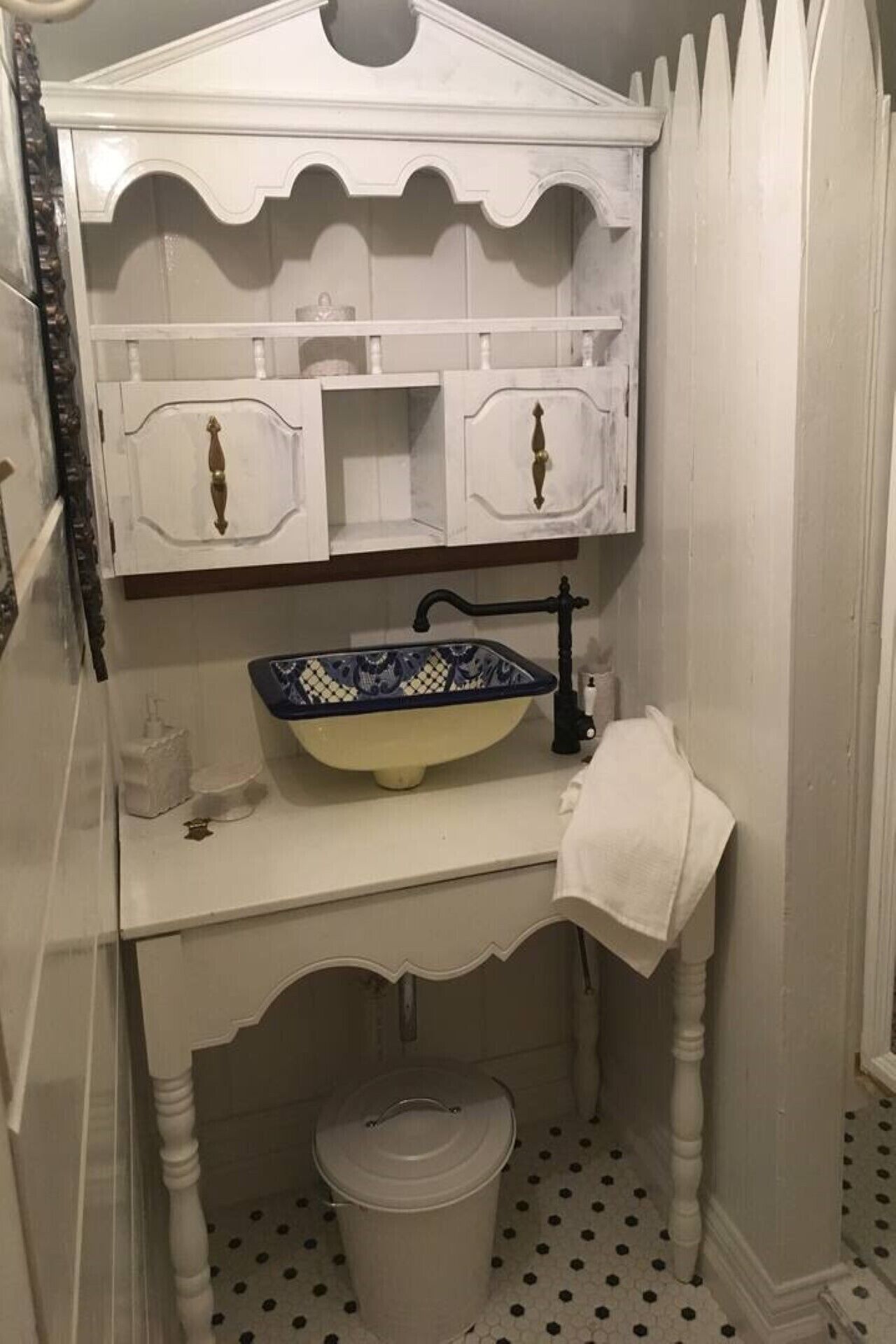 Douche, séchoir à cheveux, serviettes fournies, savon