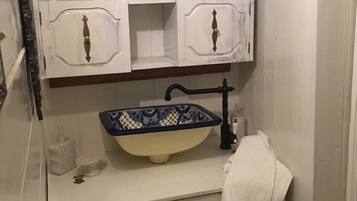 Douche, séchoir à cheveux, serviettes fournies, savon