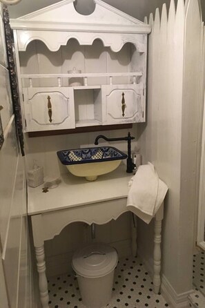 تجهيزات دش، مجففات شعر، مناشف، صابون