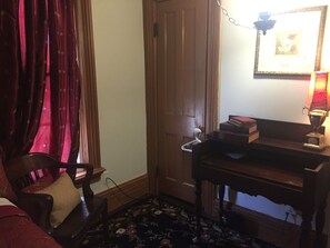 Interior - Walk to Everything -Campaign Room  (Niagara Falls)