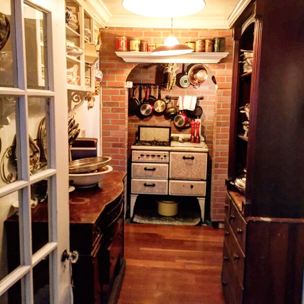 Interior - Walk to Everything -Campaign Room  (Niagara Falls)